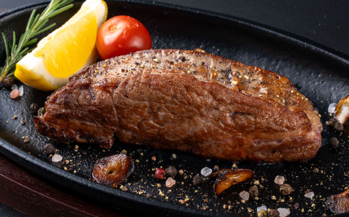 【全3回定期便】 あか牛 ステーキ用ヒレ肉(約800g)、馬刺し(約200g)セット 計約1kg / 牛肉 馬肉 食べ比べ　【合同会社 たべたせいか】 [BHBY017]