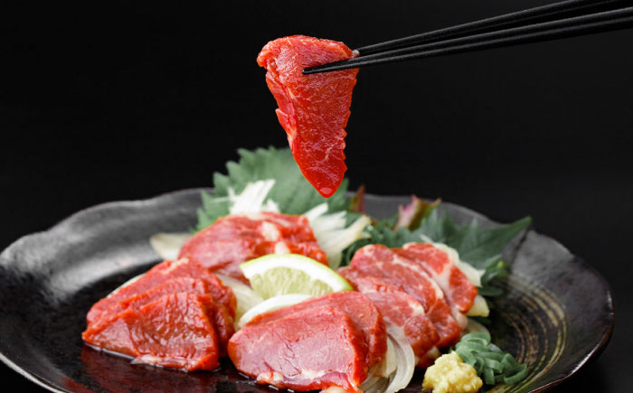 【全3回定期便】赤身 馬刺し 約1kg(約100g×10パック) / 小分け 熊本 馬刺 赤身 馬刺し 冷凍 馬肉 ヘルシー 真空 パック おつまみ 熊本県 菊陽町【五右衛門フーズ】 [BHCY026]