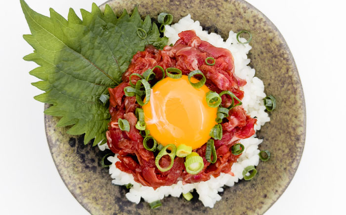 【全6回定期便】馬肉さくらユッケ 約250g(約50g×5パック) / 馬肉 ユッケ 馬刺しユッケ 小分け 生食用 熊本肥育 桜ユッケ 馬刺し 熊本県 おつまみ 晩酌 菊陽町【五右衛門フーズ】 [BHCY031]