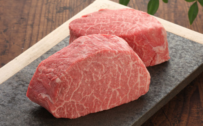 【GI認証】くまもとあか牛シンシンブロック 約300g×2枚 / 菊陽町 あかうし 熊本県 肉 にく niku ブランド 旨み 【有限会社 三協畜産】 [BHAS015]