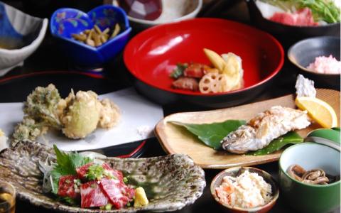 【扇温泉】阿蘇の山々を望む宿 おおぎ荘＜露天付き離れ＞ペア宿泊券 扇温泉 九州 熊本 阿蘇 一泊二食付き 温泉宿 温泉 露天風呂 天然温泉 旅館 旅行 トラベル チケット ペア 宿泊券 旅行券 食事付き 観光 ギフト 贈答用 南小国町観光協会 南小国町