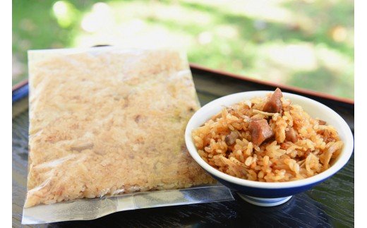 レンチン！で、いつでも美味しい「満願地鶏めし」200g×5パック  満願地どりめし 200g 5パック 鶏めし とりめし 鶏 地鶏 ごはん 炊き込みご飯 パック 冷凍 冷凍食品 レンジ ギフト 贈答用 ふれあいさんこう 熊本 阿蘇 南小国町 送料無料