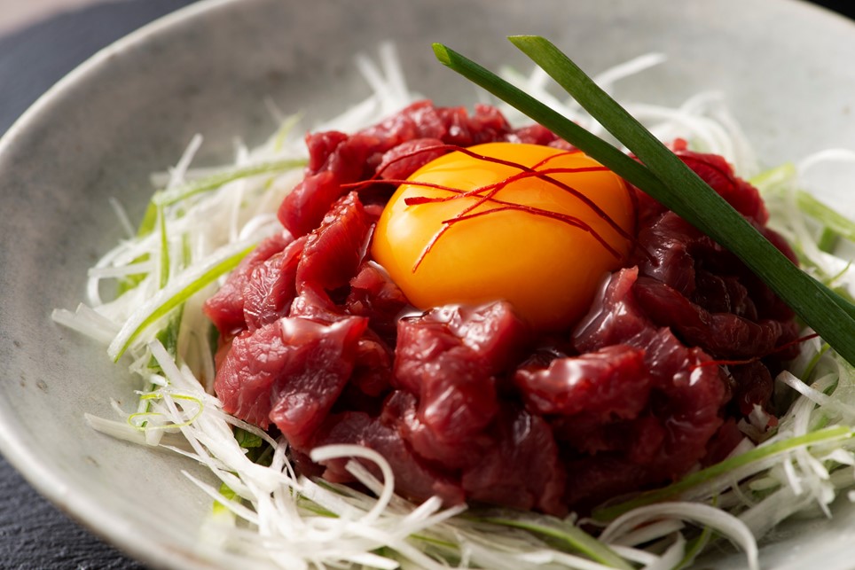 【国産】赤身馬刺しとユッケのセット 310g 国産 馬刺し 赤身 ユッケ セット 馬肉 馬 生食用 肉刺し ギフト 贈答用 フジチク 熊本 阿蘇 南小国町 送料無料