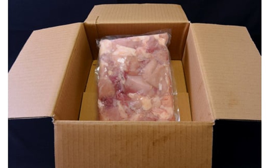 【熊本県産】天草大王 バーベキュー用カット肉（1kg） 熊本県産 天草大王 バーベキュー用 カット肉 1kg 鶏 地鶏 もも むね ミックス 焼肉 鶏肉 もも肉 むね肉 カット あそ大王ファーム 熊本 南小国町 送料無料