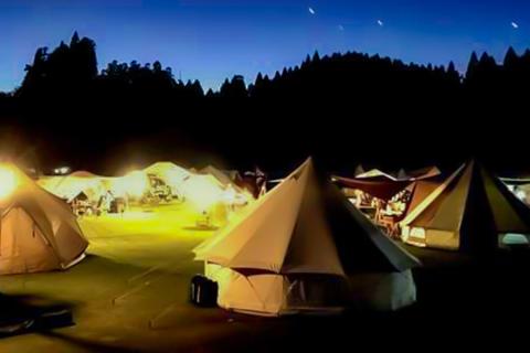 【学びやの里】熊本 阿蘇 小国郷 キャンプ場 フリーサイト×1面 キャンプ場利用券 芝生 初心者 ソロ ファミリー グループ トイレ ウオシュレット 給水場 遊具 AM10時チェックイン 翌15時チェックアウト 最大29時間滞在 北里柴三郎