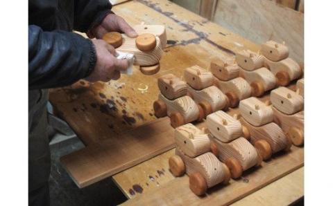 【小国町森林組合】阿蘇小国杉 小国杉 ジャージー牛 天然木 木製 トイ プルトイ お子様 お孫様 贈り物 ギフト 誕生祝 プレゼント 小国ジャージー牛 阿蘇小国杉のくらし