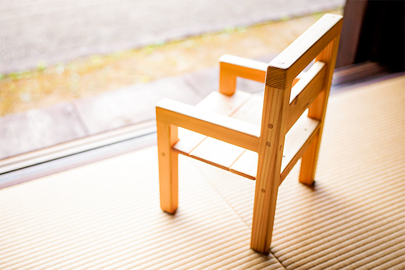 【悠工房】名入れ可 小国杉 子ども椅子（大） 天然木 国産材 木製 家具 ハンドメイド 手作り 小国杉いす 木の椅子 無添加 いす 椅子 お子様いす 贈り物 贈答 福祉 就労支援施設製造 SDGs ギフト プレゼント