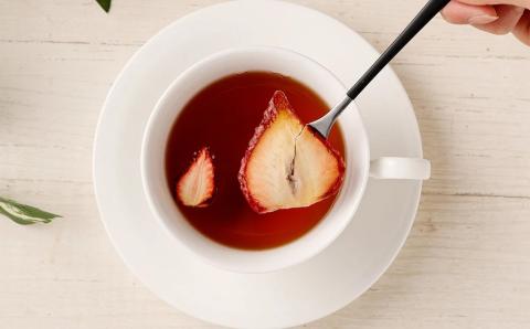 浮かべるイチゴ紅茶 2箱セット ( 紅茶 約1.5g 苺スライス 約3g ) 合計8セット