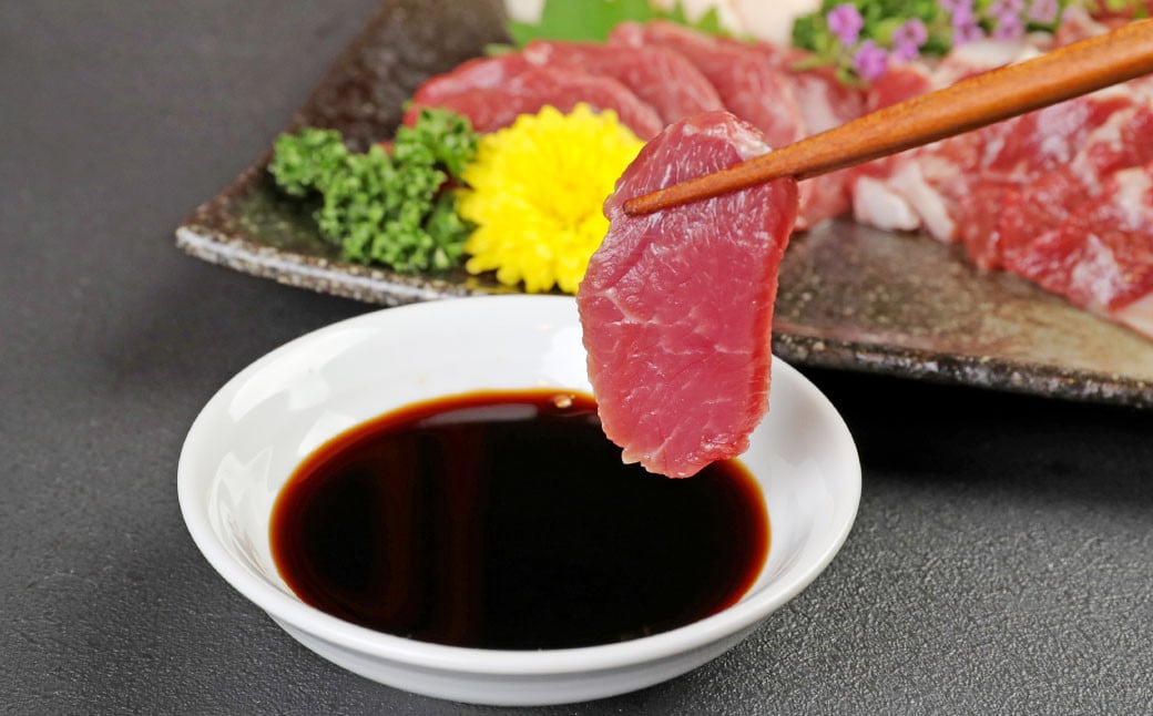 【定期便6か月】 あか牛 すきやき ・ しゃぶしゃぶ 用 サーロイン肉 1kg (500g×2)、 馬刺し 200g ( 赤身 100g 霜降り 50g たてがみ 50g) 食べ比べ セット