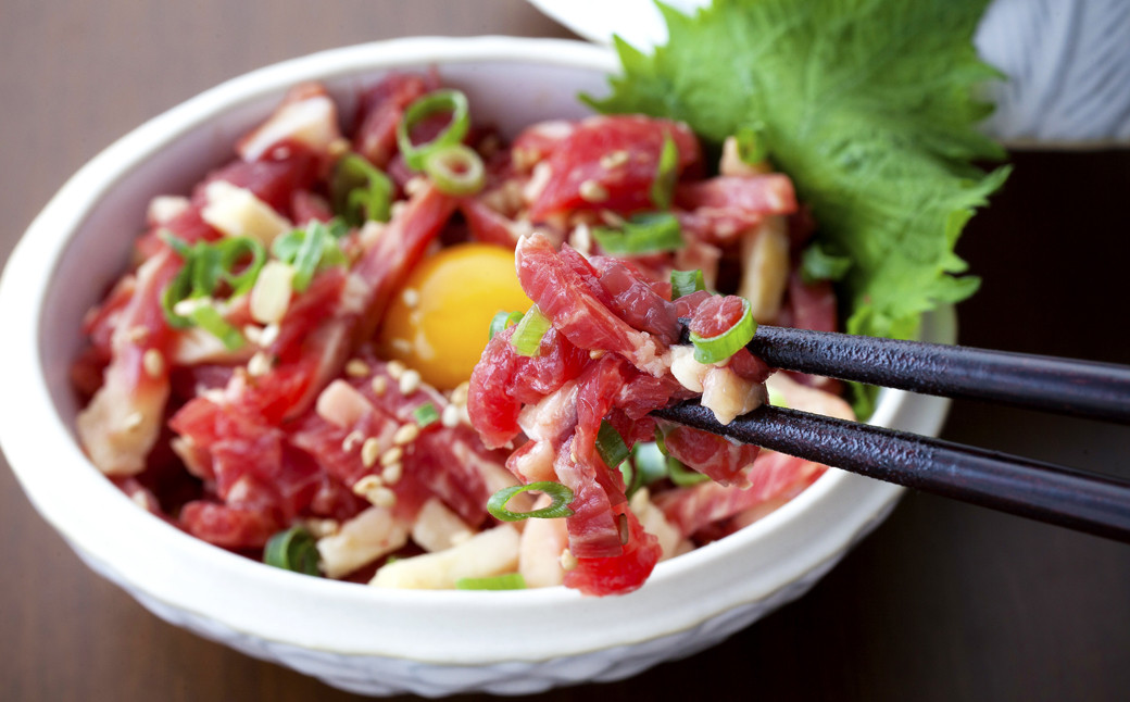 熊本 馬刺し 極上霜降り(大トロ)、馬肉ユッケ 300g×2 合計 600g セット 霜降り 大トロ 馬肉 ユッケ