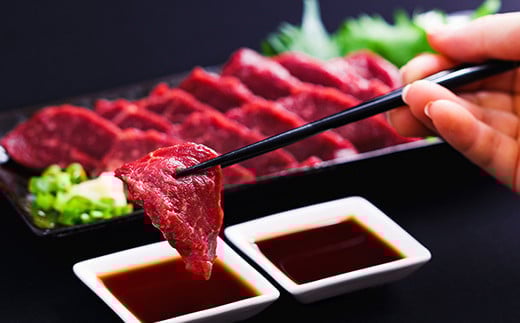 ★国産★上赤身馬刺し300g【熊本と畜】ZA - 肉 お肉 馬刺し 馬肉 赤身 おかず おつまみ あっさり 冷凍 ブロック 国産 国内産 醤油付き 熊本県 甲佐町