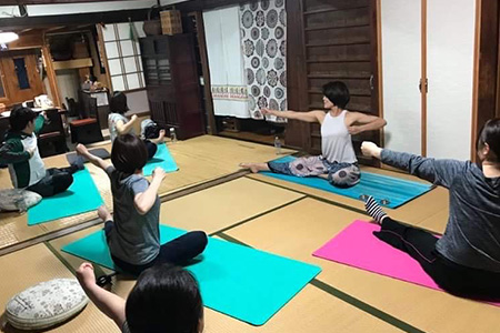 【ヨガ体験】 ご自分のための癒し時間 ～ ヨガ と よもぎ蒸し 体験チケット ～ タイ式ヨガ 体験教室 リラックス ＆ リフレッシュ 健康 075-0441