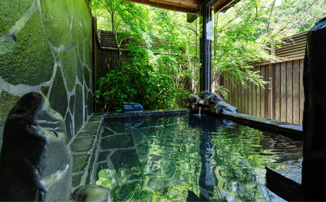 【平日限定】源泉かけ流し温泉付き離れ宿 ペア宿泊チケット（一泊二食付き）