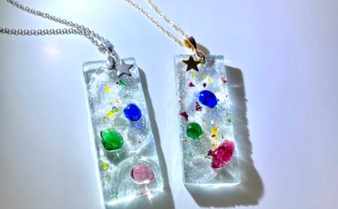 ステンドグラスの端材で作成したネックレス（シルバー）