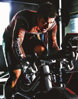 競輪選手と一緒に別府競輪場を走行・見学体験_B043-001