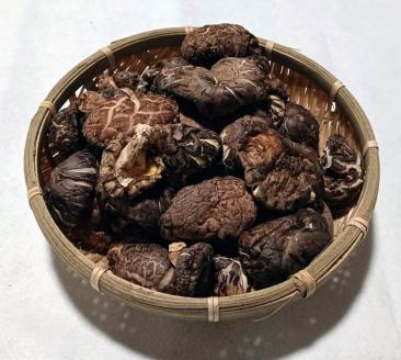 別府産乾しシイタケ 小粒どんこ　200g箱入り_B051-002