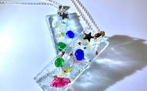 ステンドグラスの端材で作成したネックレス（ゴールド）