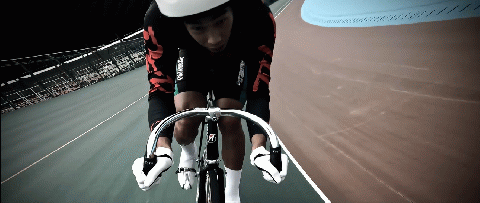 競輪選手と一緒に別府競輪場を走行・見学体験_B043-001