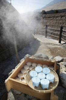 【効能たくさん！白濁の硫黄泉】湯の花小屋を模した家族湯入浴券（由布・鶴見・高崎）
