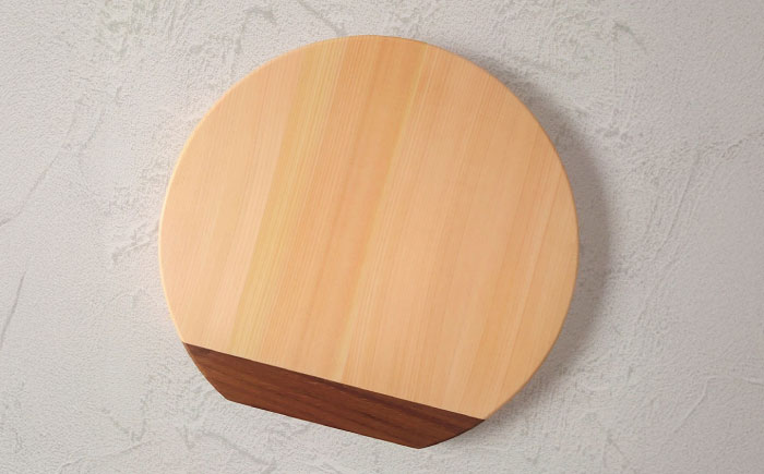 【反り止め付き】紀州ひのきの丸型まな板(27cm) 自立型　日田市 / 木の蔵 仙遊 カッティングボード 木製 包丁に優しい [ARFK007]