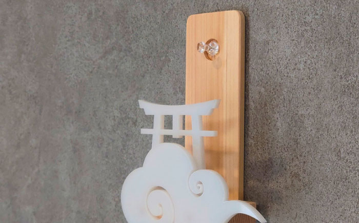 【取り付け10秒】コンパクトなアクリル神棚 御札立て　日田市 / 木の蔵 仙遊 神棚 壁掛け 紀州ひのき 軽量 お盆 [ARFK009]