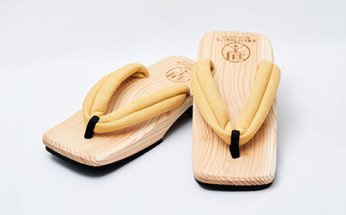 ｢成し遂げた｣ ギフトセット (梨100%ドライフルーツ74g・男性用下駄) 下駄 日田市 / 本野はきもの工業 [ARAR005]