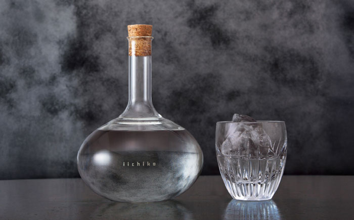 【お歳暮対象】【麦焼酎の最高峰】 いいちこフラスコボトル(720ml×1本) 　日田市 / 深見酒舗 [AREY003]