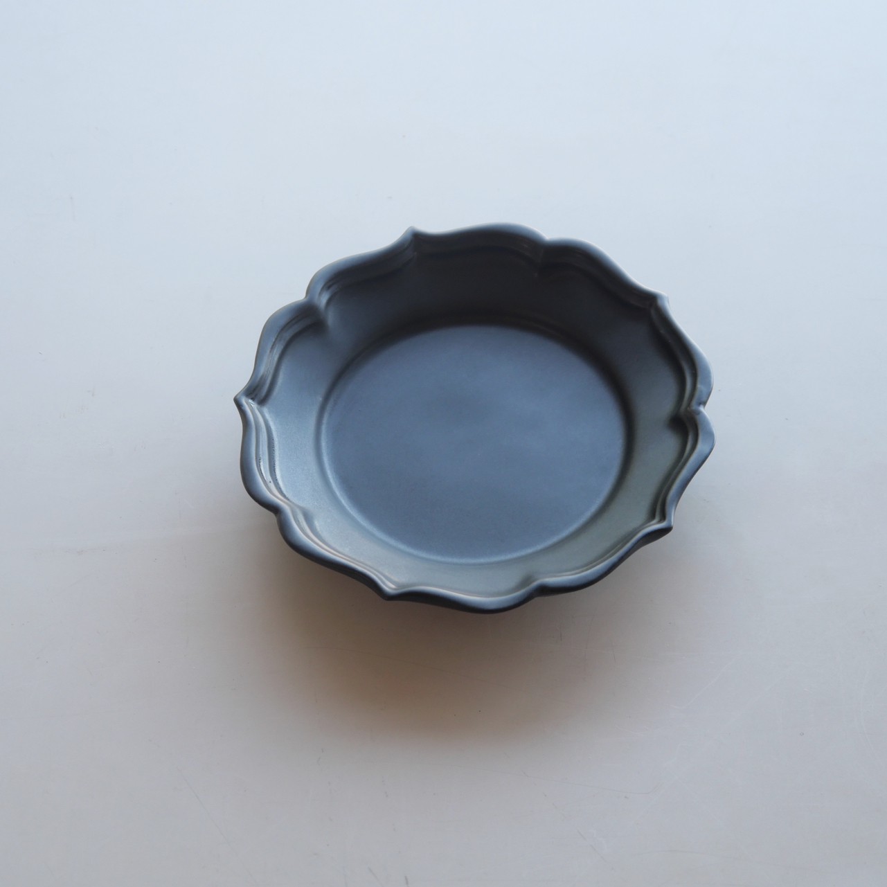 〔臼杵焼〕稜花リム皿（S）黒 １枚