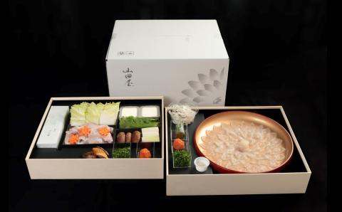 【年内・年末年始発送可】ミシュラン三ツ星獲得★★★料亭山田屋　トラフグ刺しふぐ鍋セット（2人前）［冷蔵］