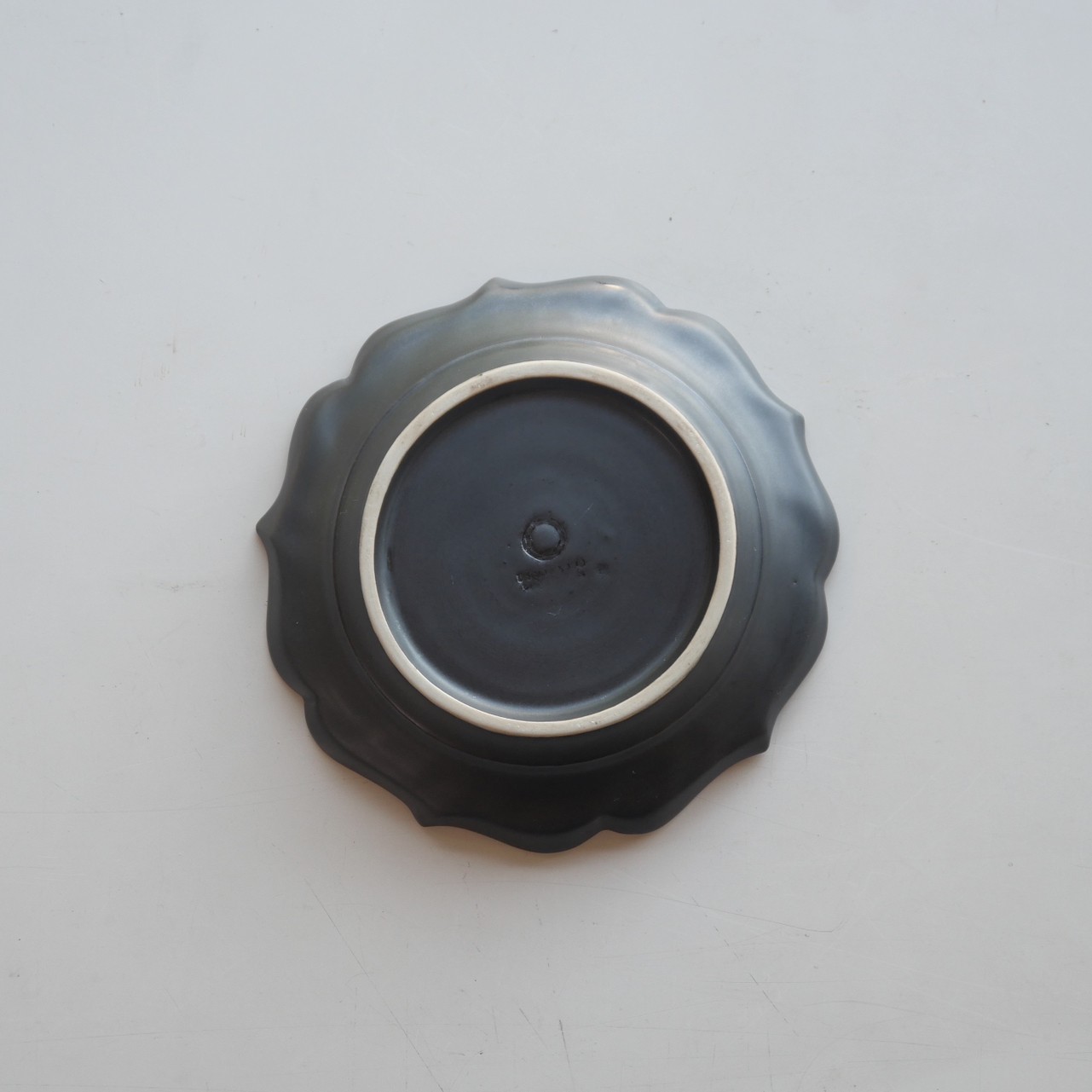 〔臼杵焼〕稜花リム皿（S）黒 １枚