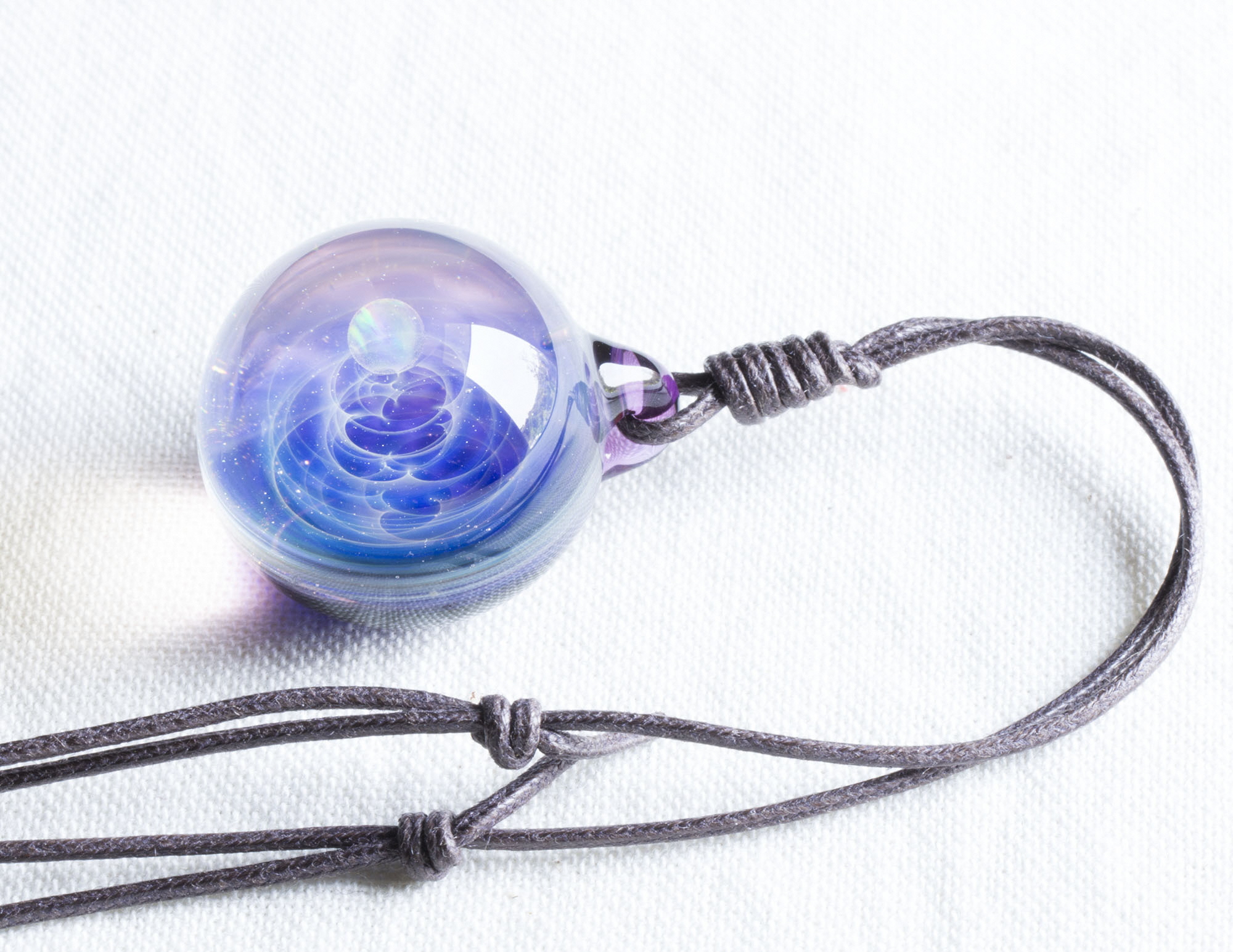 ガラスペンダント「硝子仕掛けの宇宙」職人技の光る手作りのガラス細工