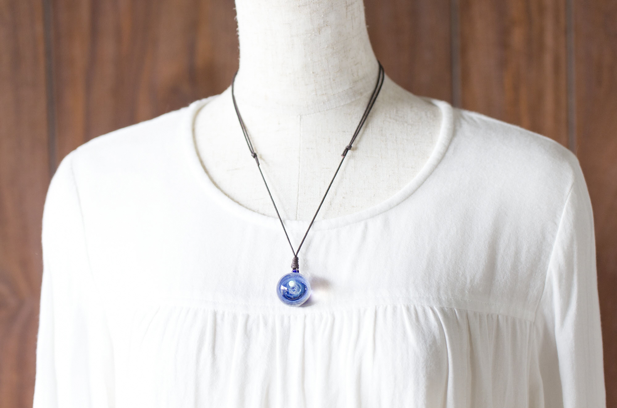 ガラスペンダント「硝子仕掛けの宇宙」職人技の光る手作りのガラス細工