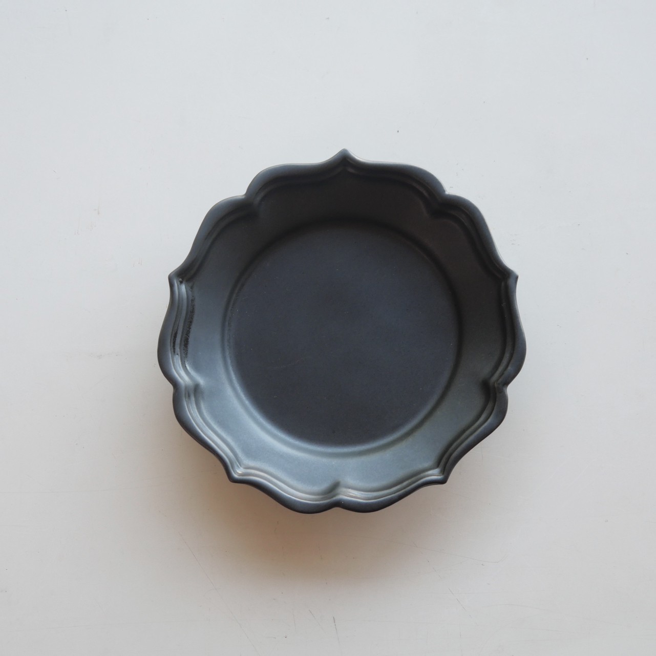 〔臼杵焼〕稜花リム皿（S）黒 １枚