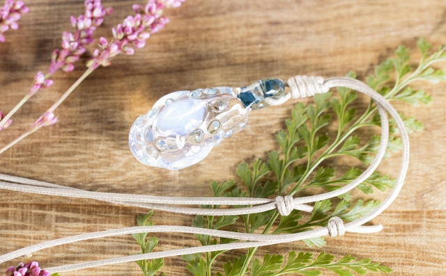 ガラスアロマペンダント「清香の果実」香りを楽しむアクセサリー