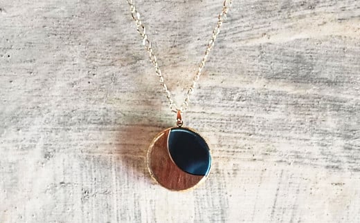 秘鏡 （ひきょう） ペンダント部分：直径5cm／厚さ5mm程度 チェーン長さ：約70cm