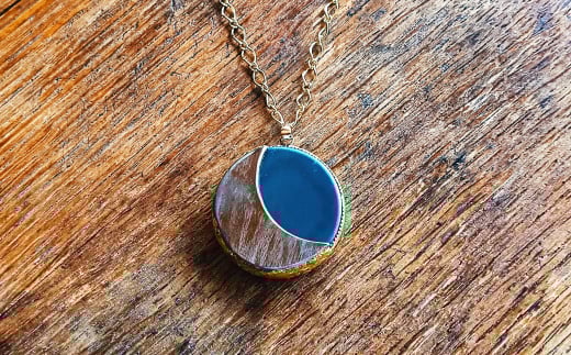 秘鏡 （ひきょう） ペンダント部分：直径5cm／厚さ5mm程度 チェーン長さ：約70cm