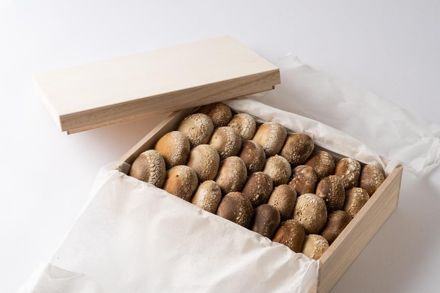 ＼年内発送／ 【全国銅賞受賞】＜贈答用＞桐箱入り特品しいたけ(約400ｇ・サイズ混合約25枚)｜栽培期間農薬不使用