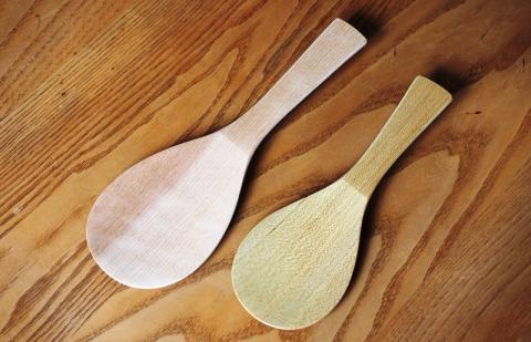 おおいたの広葉樹で作った大小しゃもじ2本組_1252R