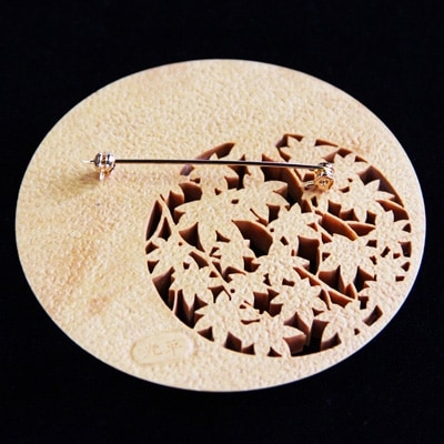 つげ細工 ブローチ(月にもみじ)　約8cm