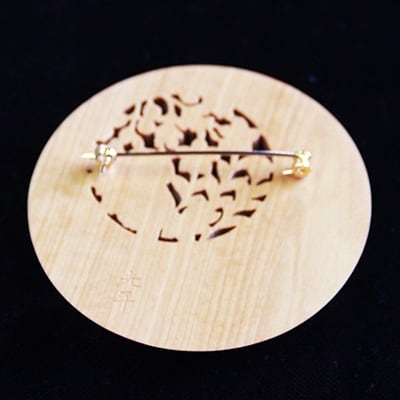 つげ細工 ブローチ(月に秋草)　約6.5cm