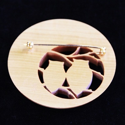 つげの特長を生かした緻密で繊細な伝統工芸品 つげ細工 ブローチ(月にフクロウ)　約6.5cm