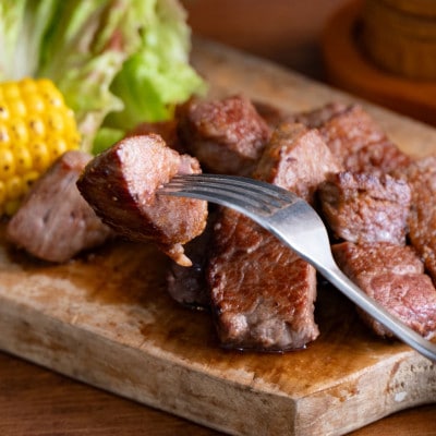 おおいた和牛使用【肉おせち】焼肉とステーキの二段重【合計920g】つけだれ、ソース、祝箸付き【配送不可地域：離島・北海道・沖縄県・東北】