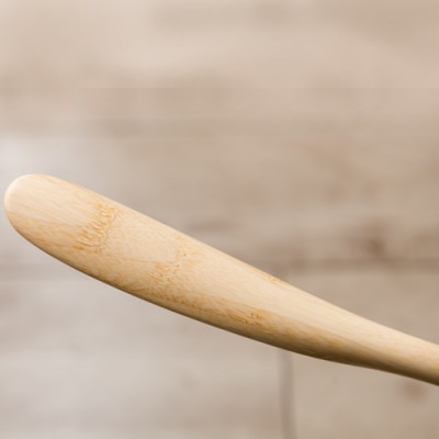 〈職人の手づくり〉竹製の靴べら(1本)　AZ07