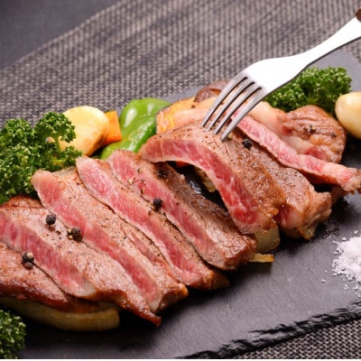 おおいた和牛使用【肉おせち】焼肉とステーキの二段重【合計920g】つけだれ、ソース、祝箸付き【配送不可地域：離島・北海道・沖縄県・東北】