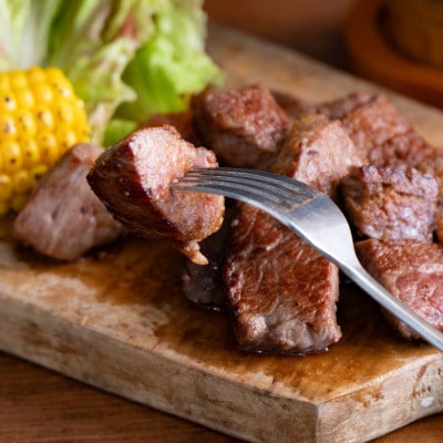 【肉おせち】おおいた和牛・冠地どり厳選焼肉とステーキの二段重【合計900g】つけだれ、ソース、祝箸付【配送不可地域：離島・北海道・沖縄県・東北】