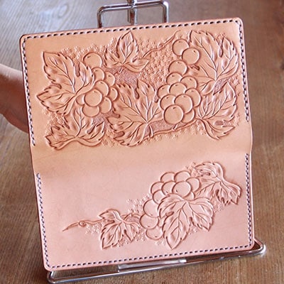 手作りレザーの長財布(葡萄)　YS04