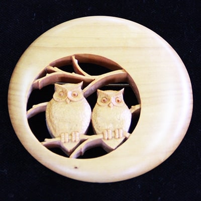 つげの特長を生かした緻密で繊細な伝統工芸品 つげ細工 ブローチ(月にフクロウ)　約6.5cm