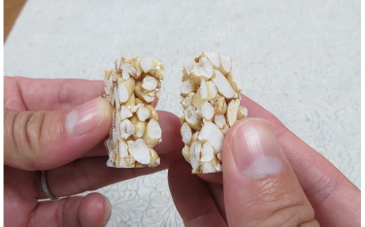 玖珠米と大分県産もち麦で作った”もち麦おこし”（黒糖