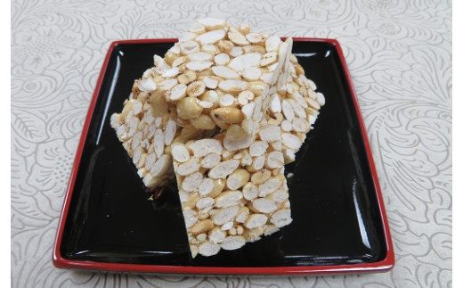 玖珠米と大分県産もち麦で作った”もち麦おこし”（黒糖