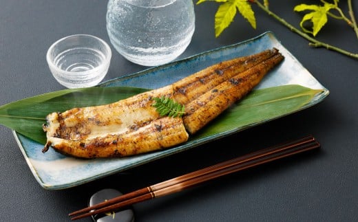 ＜職人手焼き九州産うなぎ 白焼き3尾（6切れ）計390g前後＞